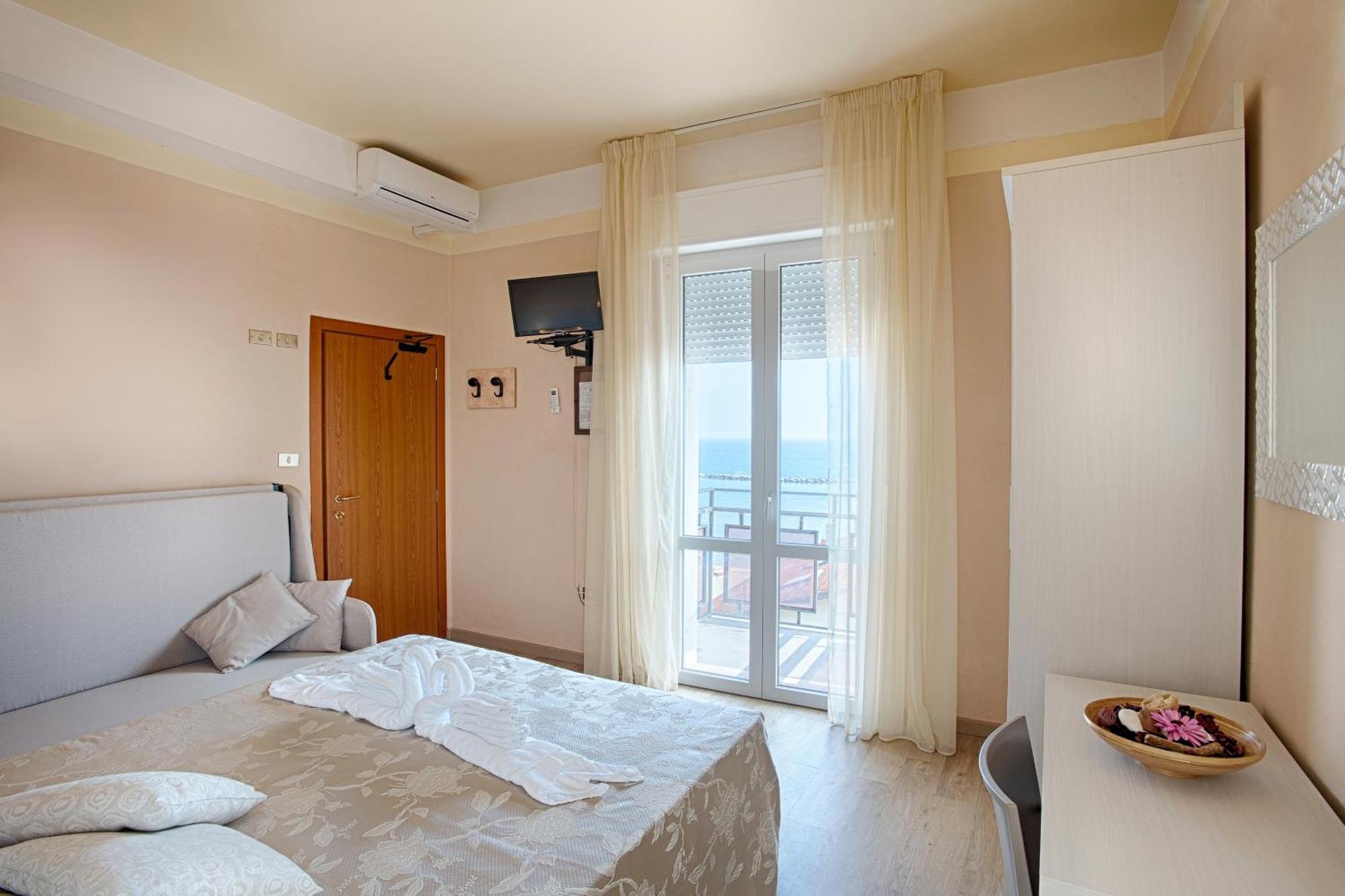 Hotel Barca D'Oro ベラーリア・イジェア・マリーナ エクステリア 写真