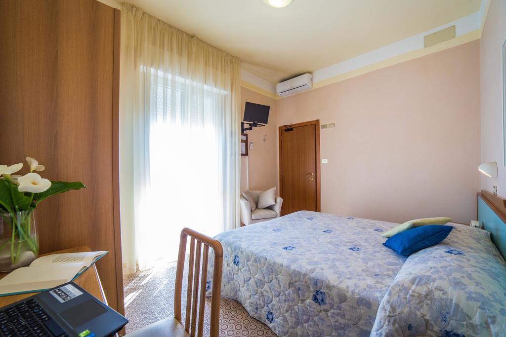 Hotel Barca D'Oro ベラーリア・イジェア・マリーナ エクステリア 写真